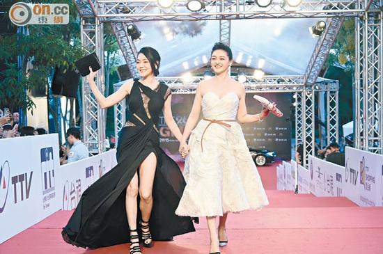 大Ｓ（右）和?。訝渴肿呒t地毯。