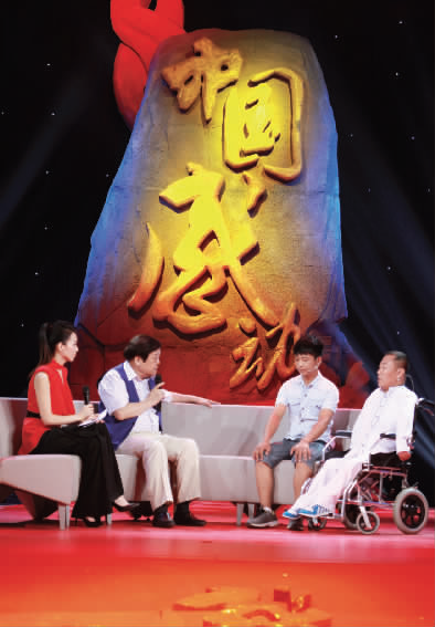 肇恒君（右一）天生殘疾，但是他自?xún)簳r(shí)起就有著一個(gè)音樂(lè)夢(mèng)