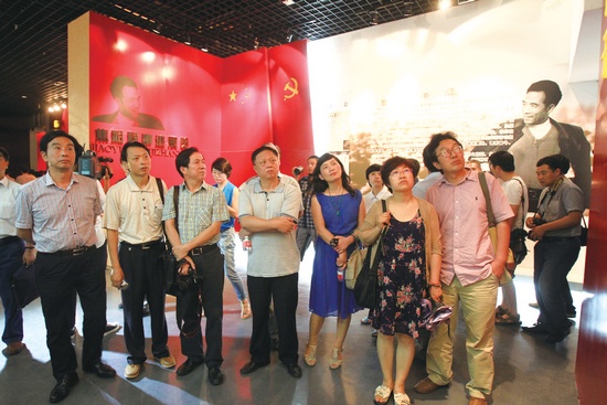 河南電視臺、河南人民廣播電臺、河南省詩歌學會的專家、詩人、記者等數(shù)十人赴蘭考焦裕祿紀念園采風學習