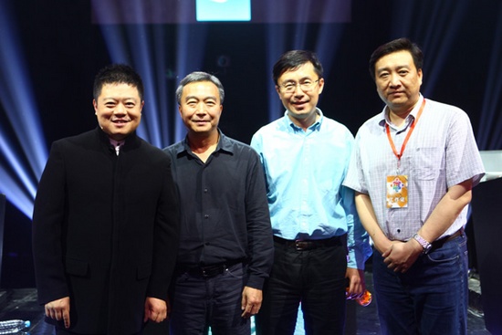 馬東與河南衛(wèi)視臺(tái)長（左二）合影