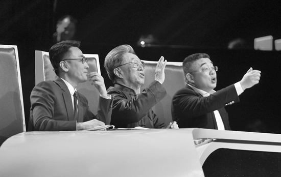 困擾著很多漢語(yǔ)使用者的問(wèn)題，被三位先生以輕松幽默的方式提出來(lái)自嘲后，都令觀眾會(huì)心大笑。