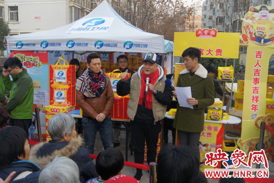 范軍、張竟達(dá)在社區(qū)與群眾親切互動(dòng)