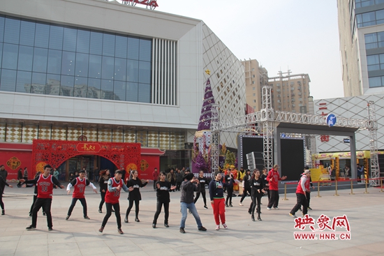 河南衛(wèi)視舉辦的“看大劇，送福利”活動(dòng) 王志/攝