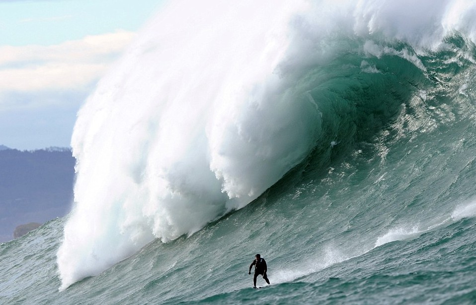 與20米高巨浪嬉戲！神勇弄潮兒沖浪場面超震撼