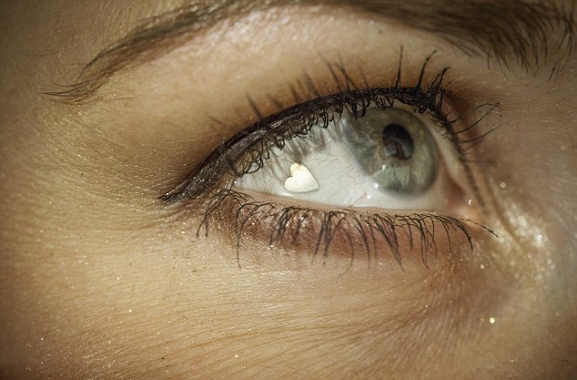 美女子眼睛嵌心形鉑金片 美女子眼睛嵌心形鉑金片