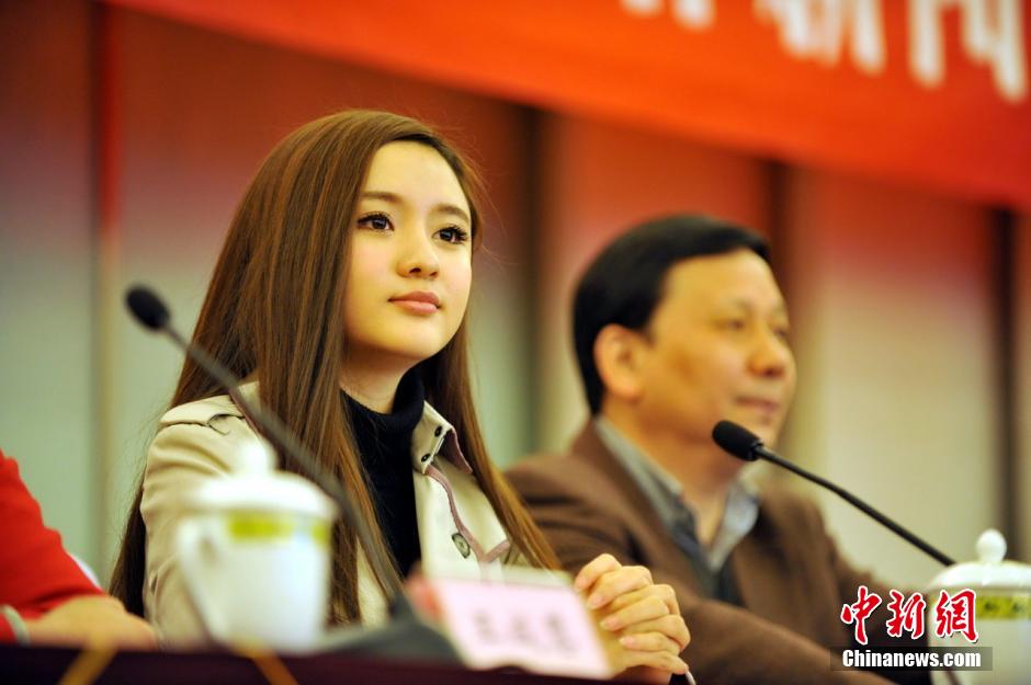 四川力達(dá)士足球俱樂(lè)部成立 美女董事長(zhǎng)艾如出席發(fā)布會(huì)