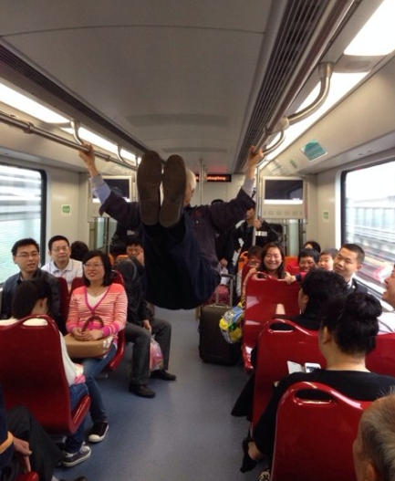 七旬老翁地鐵車(chē)廂練“雙杠”