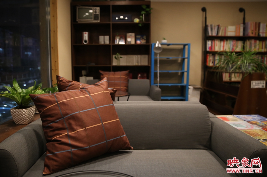 書店內(nèi)的布置非常溫馨，有種家里書屋的感覺。