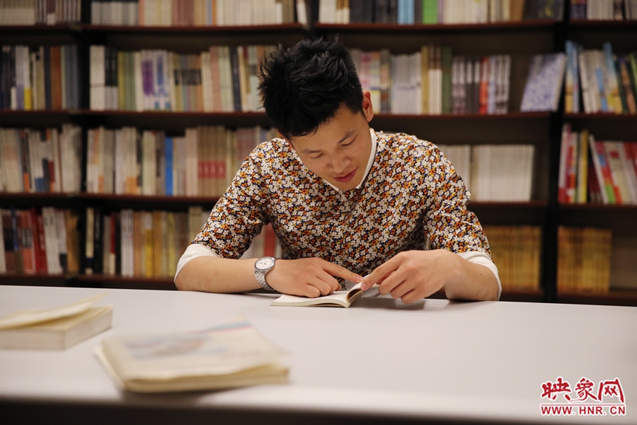 李恒，26歲，私營業(yè)主：喜歡撫摸紙質(zhì)書的感覺。