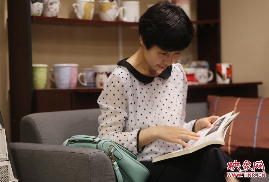 毛韶華，年齡保密，文字工作者：紙質(zhì)書是營養(yǎng)餐，電子書是快餐。