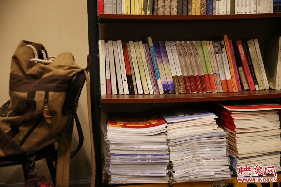 放下背包，捧起一本喜愛的書，生活的另一種方式。