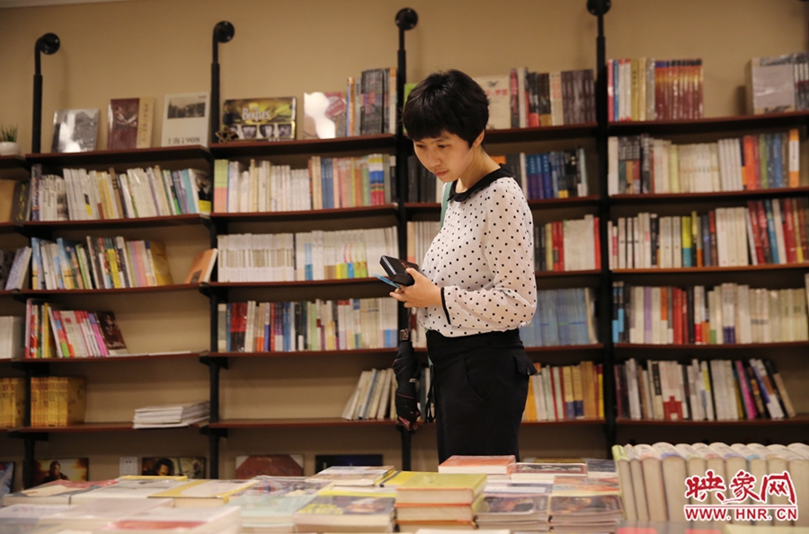 看書的人。