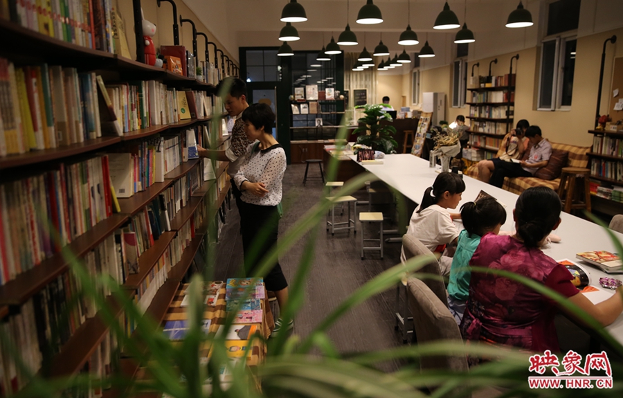 看書的人。