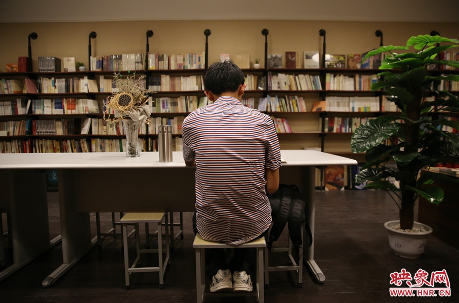 5月23日晚，鄭州一家24小時（周五、周六）書店營業(yè)。慕名而來的客人在看書。