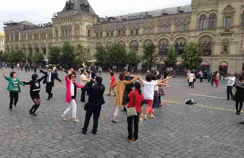 中國(guó)大媽莫斯科紅場(chǎng)跳廣場(chǎng)舞 引來警察