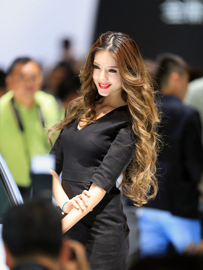 2014成都車展最美車模出爐 酥胸、長腿、美背