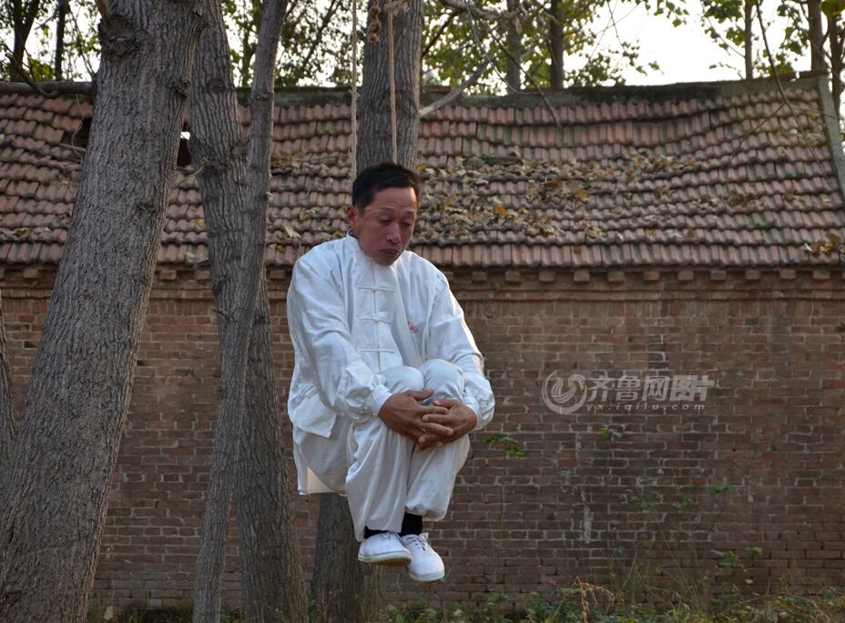 山東武術(shù)達(dá)人修煉“仙人掛畫” 獨(dú)門絕技瀕臨失傳 山東武術(shù)達(dá)人修煉“仙人掛畫” 獨(dú)門絕技瀕臨失傳