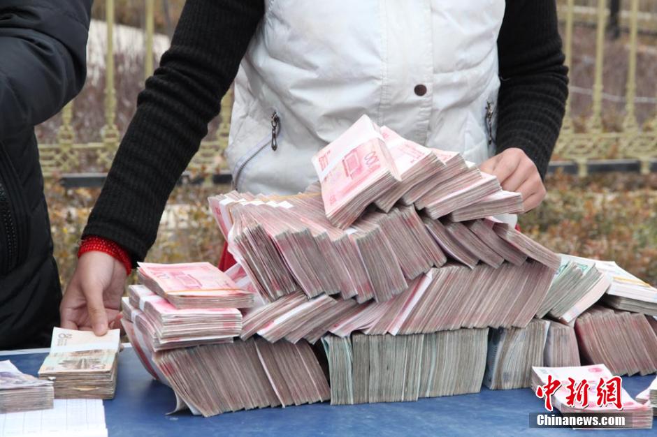 甘肅山村一支書發(fā)百萬分紅現(xiàn)金 激勵全村農民致富