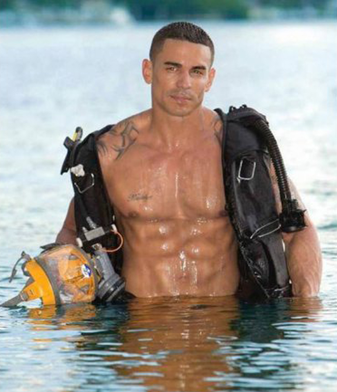 美國(guó)消防員拍公益日歷 秀健碩肌肉 美國(guó)消防員拍公益日歷 秀健碩肌肉