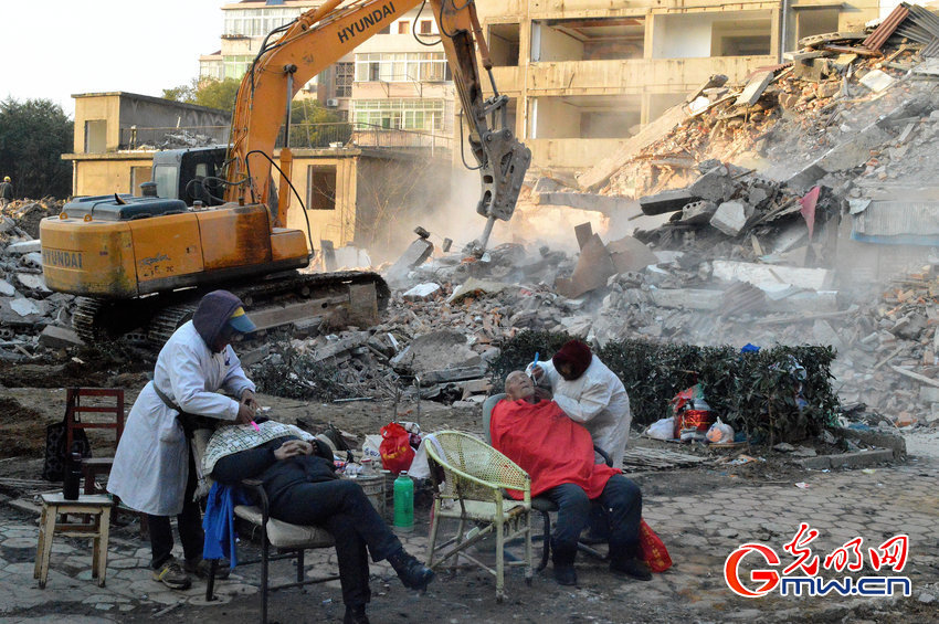 老人安坐拆遷現(xiàn)場剃須 老人安坐拆遷現(xiàn)場剃須