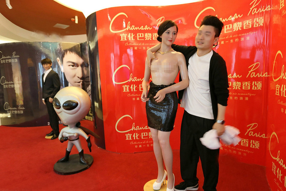 粉絲無(wú)節(jié)操！范冰冰蠟像慘遭扒衣襲胸