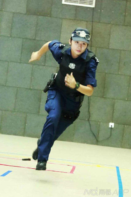 廣東江門(mén)警花的工作生活照