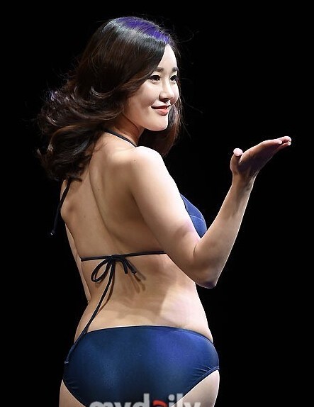 比基尼美女云集韓國(guó)“美背小姐”大賽