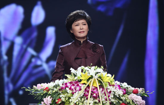 主持人敬一丹。