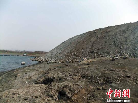 填湖造地，在鴨河水庫非法建設有越演越烈之勢。吳揚　攝