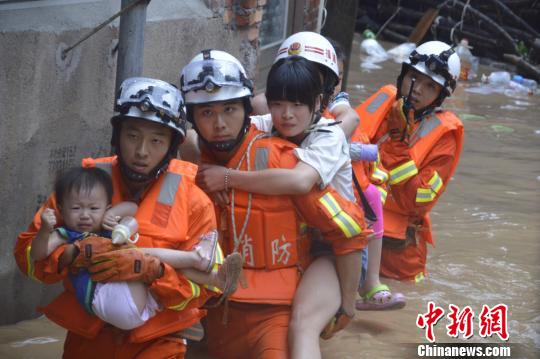 圖為漳平消防大隊涉水轉移被困群眾。