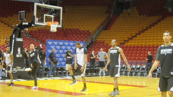 馬刺備戰(zhàn)對陣熱火的第一場總決賽比賽之前，麥蒂亮相訓練場，受到媒體狂熱追捧，在馬刺球員中風頭最勁，他也