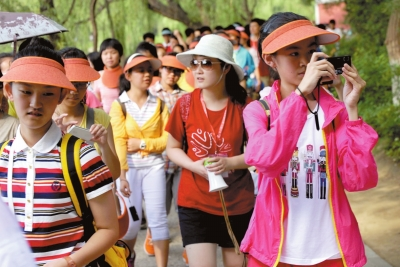 未名湖畔，游人紛紛拍照留念。