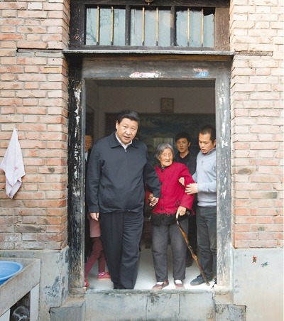 3月17日，習(xí)近平在東壩頭鄉(xiāng)張莊村看望85歲老人張景枝。