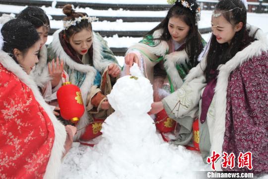 古裝美女雪中斗艷穿越古今玩“打雪仗、堆雪人”